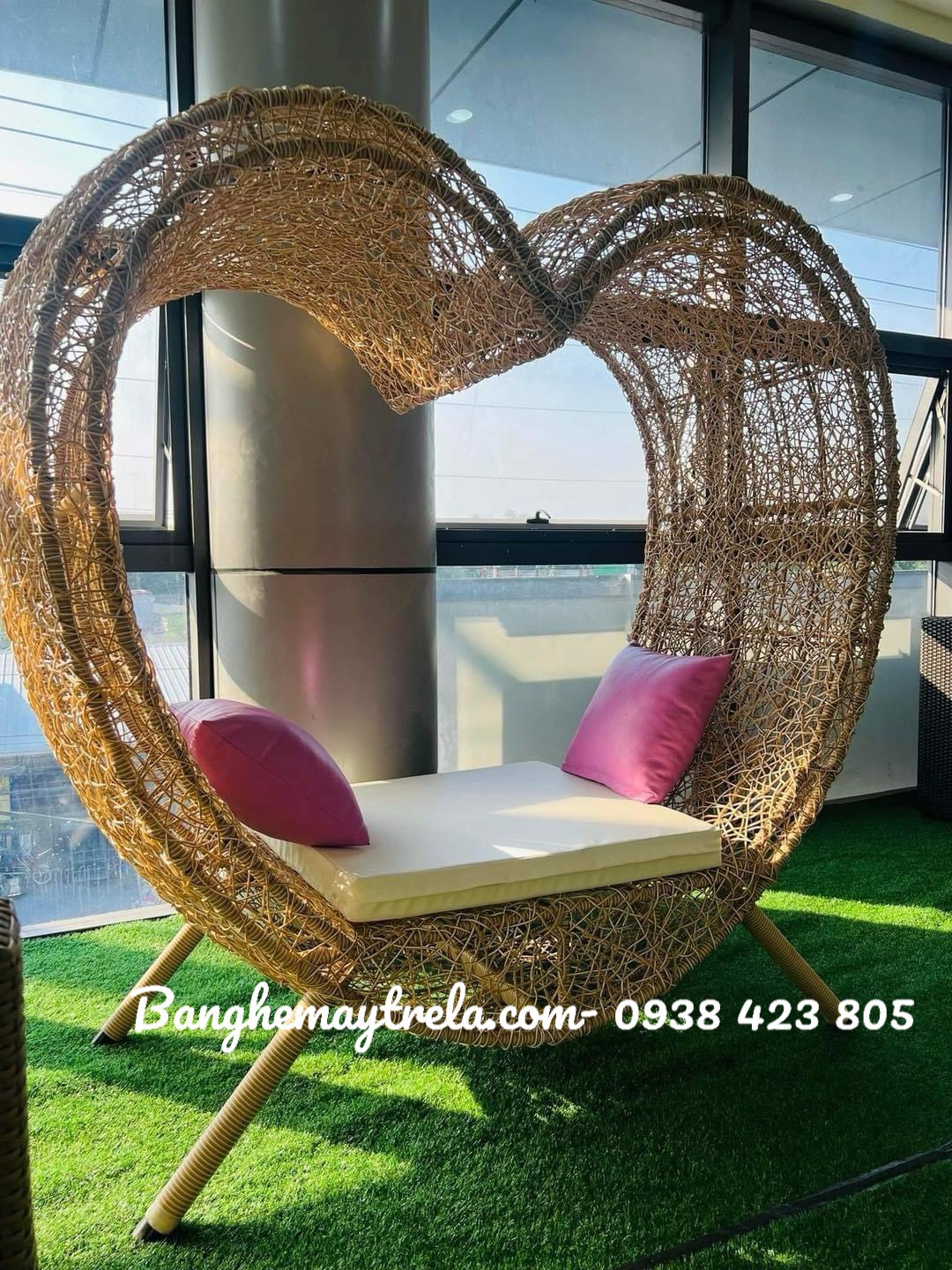 Ghế mây tre đan chụp hình